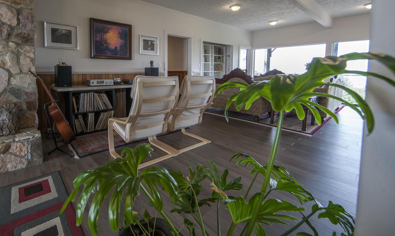 Shangri-La Oceanfront Vacation Home Bedwell Harbour Exterior photo