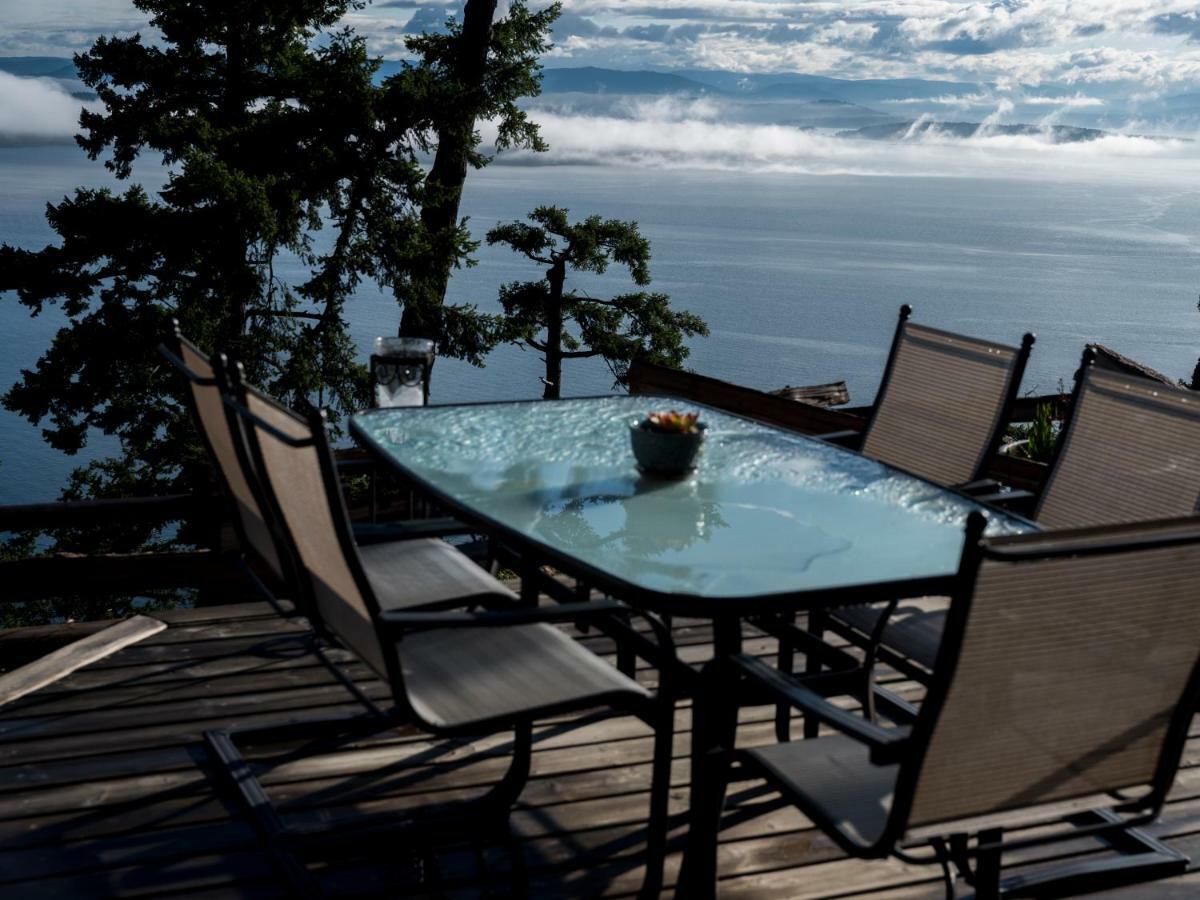 Shangri-La Oceanfront Vacation Home Bedwell Harbour Exterior photo